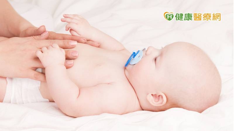 以自然產娩出的新生兒，腸道以有益的雙歧桿菌為主，腸球菌、腸桿菌、克氏桿菌等致病菌較少；以剖腹產出的新生兒，腸道菌的多樣性則比較低，益菌也較少，使得T細胞的發育延遲、影響腸道上皮與黏膜的成熟，最終在長大後誘發發炎疾病、氣喘和食物過敏的機會也變高。 