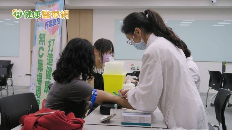 護肝小組到企業去篩檢時，只要是45至79歲的彰化縣籍員工，不只免費，還可領100元禮券，45歲以下員工，篩檢費用由彰化醫院吸收，希望可以把篩檢觸角延伸到每個角落。