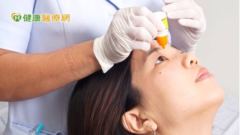 眼睛不適時，市面上有不同劑型的人工淚液可供民眾選擇，包括：多次劑量眼藥水、單支裝眼藥水、凝膠、藥膏等，建議諮詢醫師與藥師後再選擇。