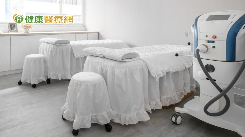 陳瑜芳老師表示，彩衝光是以強脈衝的方式，輸出各種不同波段的光線，在不破壞角質層的前提，打到皮下不同深度，改善多種肌膚問題