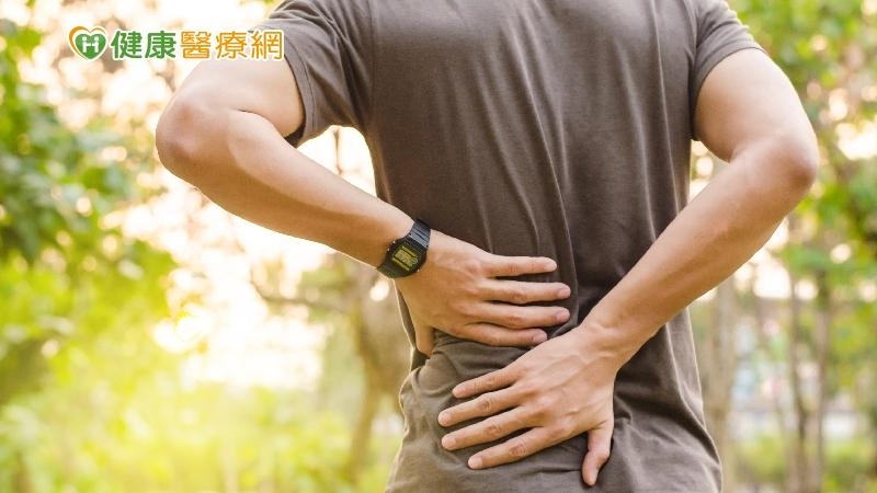 下背痛十分常見，來源可能是肌肉筋膜、脊椎骨和神經，而且往往是多病因共存。治療原則在於詳盡身體檢查找出病因，必要時輔以影像診斷，透過藥物、復健或外科手術以改善。