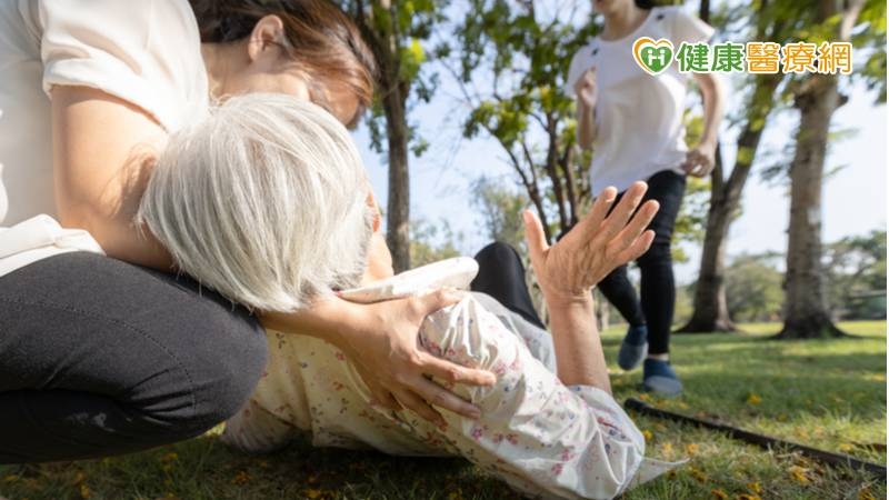 曾弘斌主任強調，緊急送醫只是第一步，送醫時，若能及早辨識、正確啟動派遣、施作緊急救護，以及透過單張，讓家屬在救護車上快速了解可能遇到的中風治療選擇，將加快後續到醫院治療的流程。