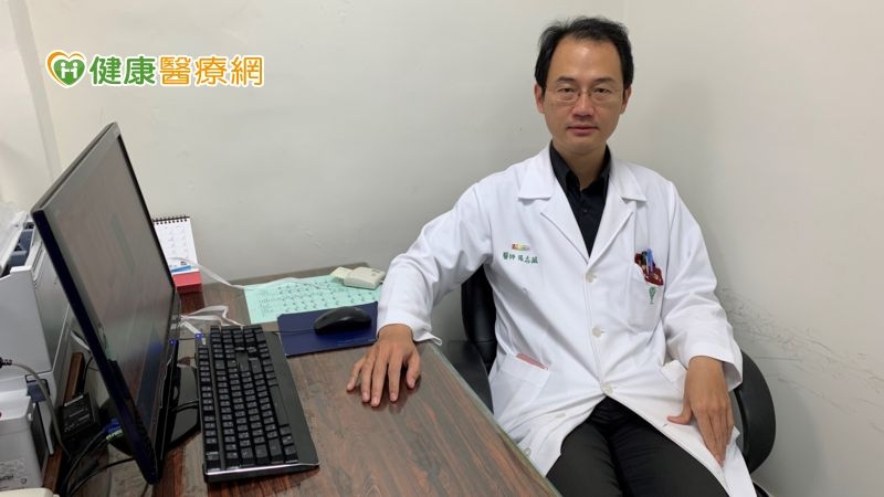 張志誠醫師說明，「思覺失調症」是一種大腦疾病，會造成認知功能障礙，患者常出現邏輯思考異常、妄想、幻覺等症狀，現今可透過藥物及復健治療，幫助患者回到正常的生活軌道。