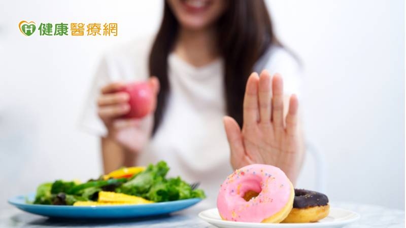 由於肥胖是罹患脂肪肝重要因素之一，為保障肝臟健康，國民健康署建議，國人應從源頭做起，透過養成健康生活型態，做好體重控制減少肥胖，以降低脂肪肝的發生。
