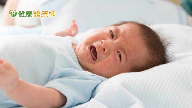 陳政宇醫師說，「輪狀病毒」在口服輪狀疫苗普及前，是造成兒童腸胃炎最常見的病毒，主要的症狀包括腹瀉、食慾不振、嘔吐，少數個案會有腸胃道以外的表現，例如：腦炎、抽搐等，這類型通常是比較嚴重的情況需要盡快就醫。