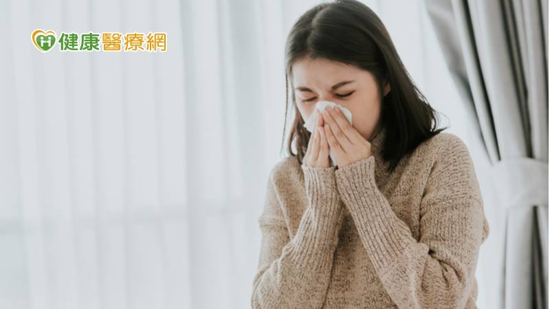 過敏性鼻炎的病人使用中藥洗鼻4週，不僅能改善打噴嚏、鼻涕倒流等現象，連帶睡眠品質也有明顯提升。
