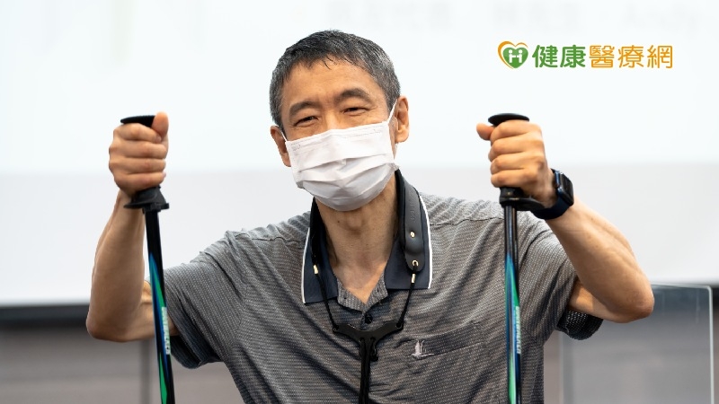 樂觀面對病情，身為國小老師的林先生不放棄治療，還能吹薩克斯風。