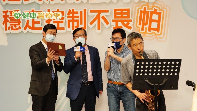 葉篤學主任與陸清松教授與病友一起合唱〈快樂的出航〉。