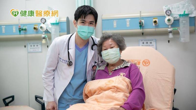 病人ICU阿嬤說：「因為你是小帥哥，所以你說什麼，我都願意配合，而且一定要照相留念喔！」