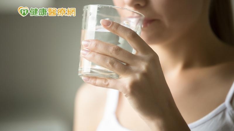 喝水時上半身要坐直，稍微低頭注意避免仰頭，以防止嗆咳