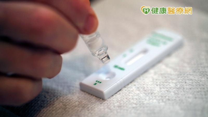 中央流行疫情指揮中心今（27）日宣布家用快篩試劑販售實名制自今（2022）年4月28日上路，希望讓更多有需要的民眾買得到平價的實名制家用快篩試劑。