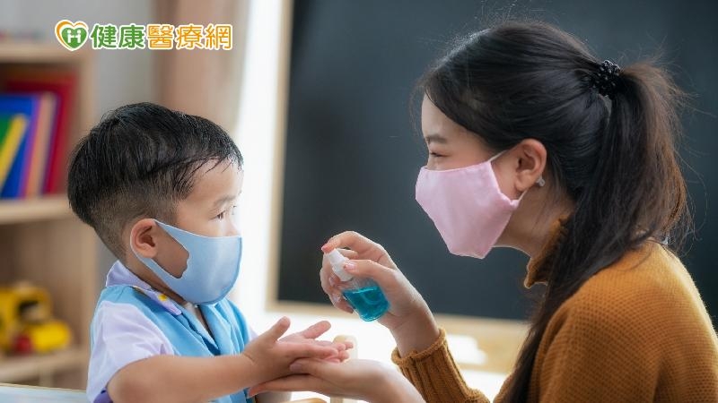 嬰幼兒尚不能清楚表達自己的感受，若家長沒有醫療背景，擔心自己對於病情判斷不夠精確，黃玉成分享1個關鍵秘訣，一般健康或輕症的小朋友還是會吃會玩、活蹦亂跳，因此只要小朋友呈現「不吃、不玩」，活動力大幅下降，這時候就需要提高警覺。