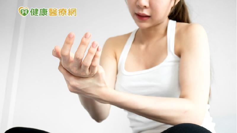 多發性硬化症是自體免疫疾病，為不正常免疫細胞在不明原因下攻擊神經系統，導致神經髓鞘受損。