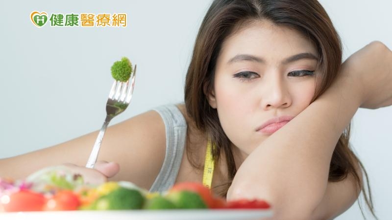 以熱量低的代餐取代正餐，短期間體重會減輕，但容易衍生空虛感或「我有吃代餐，下一餐可以稍微放縱」心態，反而吃更多、攝入更多熱量。