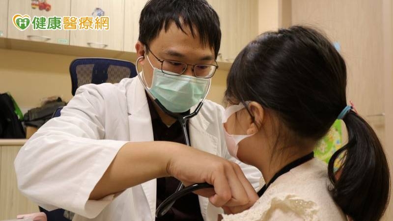 亞洲大學附屬醫院兒科醫師陳劍韜表示，川崎氏症又稱為「皮膚黏膜淋巴結症候群」，好發於五歲以下的幼兒，目前發病的原因仍然不清楚，不過持續高燒多日是臨床診斷一大標準，主要以血管炎的方式表現，會造成全身性中型動脈的多系統血管發炎，特別是會出現心臟冠狀動脈病灶、冠狀動脈瘤等。