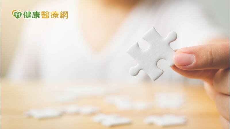 奇美醫學中心神經內科主治醫師楊勝翔說明，失智症並非單純正常老化或記憶減退，而是一種大腦漸進式功能退化的疾病，很多民眾會誤以為「老了就是這樣」，而忽略了就醫的重要性。