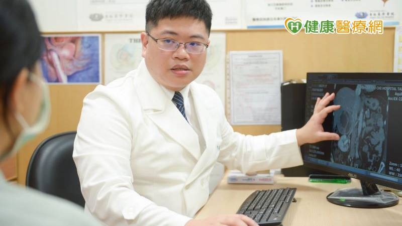 許竣凱醫師說明，嗜鉻細胞瘤即是一種極罕見的功能性腎上腺腫瘤，平時沒有症狀，一旦受觸發便會猛發性分泌大量腎上腺素，使患者心跳加速，進入亢奮的戰鬥狀態，產生心悸、胸悶、呼吸困難、高血壓等情形。