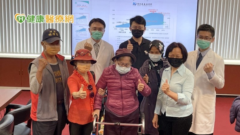 117歲的劉張奶奶更換人工髖關節，術後在家屬及中榮團隊細心照護下康復