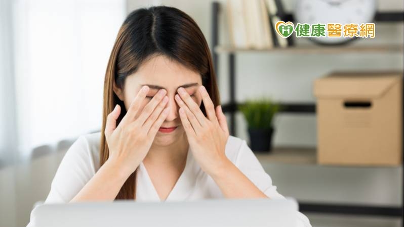 翁瑞陽醫師進一步說明，過度用眼會造成眼睛乾澀、視力減退等情形，除了要適時休息外，也要留意使用電腦或3C產品時的姿勢，避免頸部前傾才不會造成肩頸與眼部不適的狀況產生。