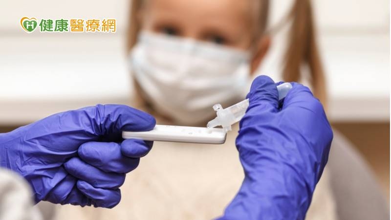 兒童臨床症狀主要還是發燒、咳嗽、流鼻水、喉嚨痛、倦怠、頭痛為主，上呼吸道腫脹引起的哮吼比例升高，但味、嗅覺異常的現象較早期新冠病毒感染少見。