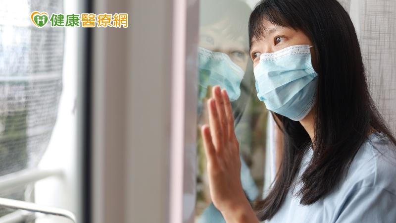 如無法一人一室，雙方都要配戴口罩、保持室內空氣流通、衛浴最好不要共用。