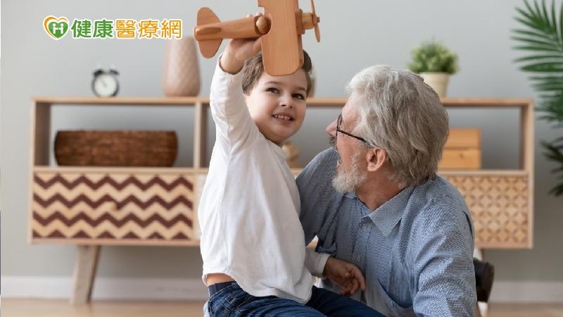國民健康署研發數位動畫繪本–「來自遺忘星球的爺爺」，以小朋友的視角透過可愛生動的親子對話，引導小朋友們認識失智症的樣態。