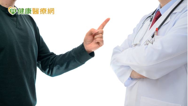 凡以恐嚇方式造成醫療行為之阻礙者，不論受到恐嚇之當事人是否有意追究，既然已妨害不特定第三人（例如旁邊倒楣的確診病友）就醫權益，依法國家與法律就應該予以制裁。