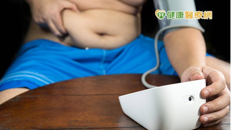 定期監測自身的三高數據是否在理想值範圍：血壓<130/80mmHg、空腹血糖值<100mg/dL，以及低密度脂蛋白膽固醇<130mg/dl，以預防慢性疾病的發生。