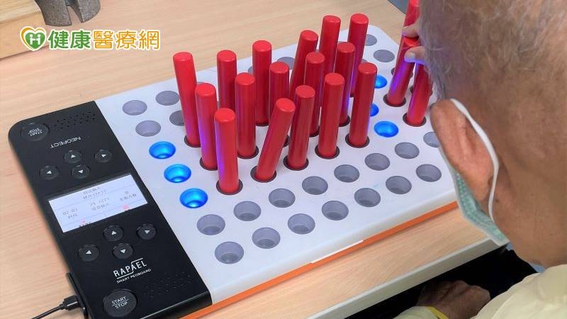 智能插棒訓練能即時回饋量化分數，提高患者復健動機