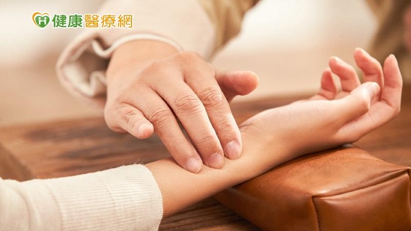 感染新冠病毒後，患者因先天體質、作息、飲食習慣等影響，身體的反應也會不盡相同，通常會產生2大變化，第一是「寒化」，另一則是「熱化」，兩種變化有不同的因應方法。