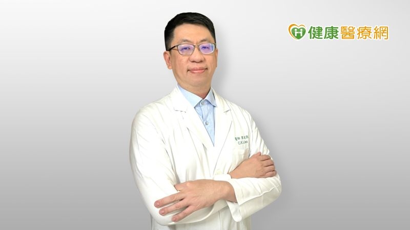 醫師說明，免疫性血小板減少症是一種自體免疫疾病，因免疫系統錯亂，產生抗體攻擊血小板，導致血小板數量低下，致病原因仍不明。
