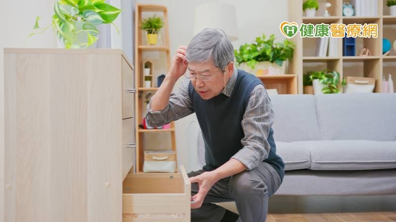 臺北市立聯合醫院松德院區心身醫學科主治醫師柯嘉怡說，失智症的表現有許多面向，最常見的初期表現為記憶力衰退和健忘。