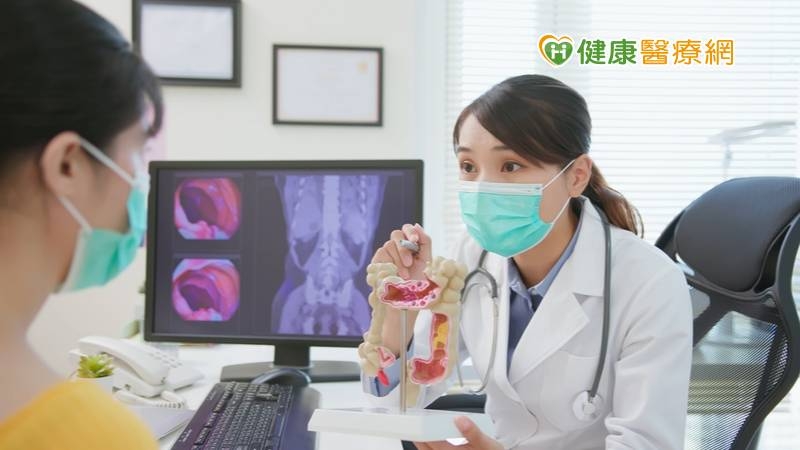 國民健康署呼籲，符合資格的民眾要定期接受大腸癌篩檢，如糞便潛血檢查結果異常者，務必配合進一步做大腸鏡檢查，才能早期揪出潛藏在身體裡的息肉及癌症，並儘早阻斷癌前病變，甚至癌症的進展。