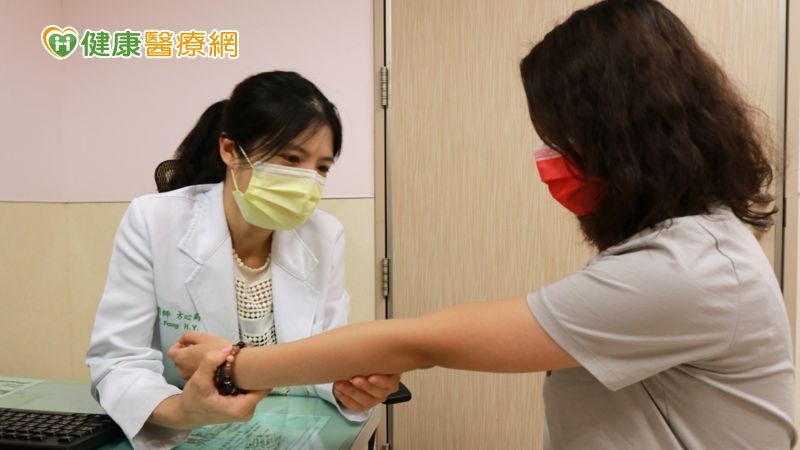 異位性皮膚炎雖是一場長期抗戰，方心禹醫師呼籲患者，「不要放棄治療，不要認為病不會好就一直忍耐或亂信偏方，現在醫學相當進步，好好就醫治療，醫師會選擇最適合你的治療方式。」