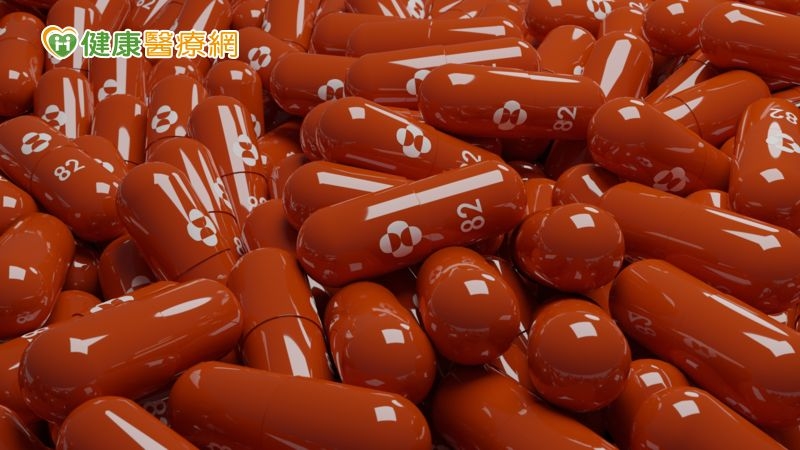 現行指揮中心公布的抗病毒藥物都是讓輕症患者避免變成中重症，只要符合任一重症高風險因子，在有症狀的前五天內即可開立處方，而現行兩種口服用藥，都能有效降低新冠肺炎重症的死亡率