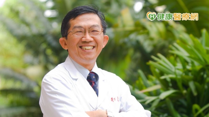 如何降低肺癌術後復發率？黃明賢教授回應，許多臨床研究已發現，患者在手術治療後，若除化療之外再加上標靶藥物作為輔助，可明顯降低復發率及改善患者無症狀存活率。