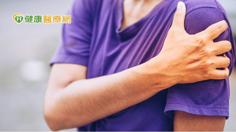 李女士肩關節活動度受限，棘上肌腱附著於肱骨頭部位有明顯壓痛點，倒罐測試（empty cane test）亦有顯著疼痛，除教導肩關節運動以緩減沾黏現象外，即予安排震波治療。