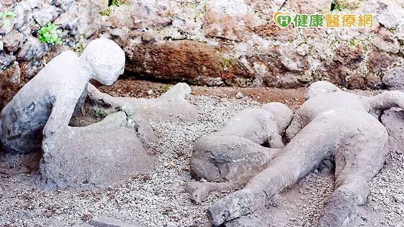 龐貝城約在西元前600年建立在於義大利沙諾河畔的一個小丘上，是當時的第二大城。不幸地，西元79年維蘇威火山爆發，一夕之間將整個龐貝城活埋於火山灰燼下，而根據考證，事發當時龐貝城約有20000餘名居民，於短短20分鐘內相繼罹難。