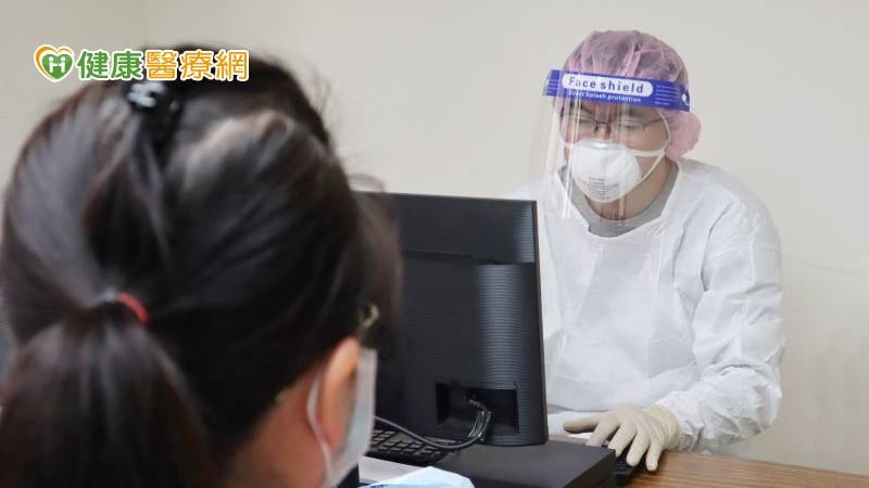 目前校園兒童感染確診及居家隔離者很多，因應防疫，「6-11歲莫德納疫苗」門診將做人員管控分流，家長為小朋友預約門診後，建議當日由一位家長陪同至現場，備妥小朋友的健保卡並現場簽署意願書，兒科專科醫師評估問診後再進行接種。