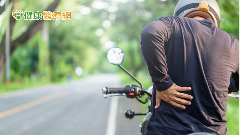 騎車時在路上難免會遇到大大小小的顛坡，面對這樣彈跳的瞬間衝擊力，在不正確的姿勢之下會讓脊椎再承受額外的傷害，可能會造成腰椎退化或是椎間盤突出等問題。