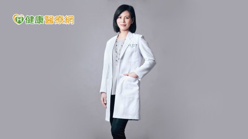 李士虹醫師呼籲，治療玫瑰斑除了透過口服、外用藥物之外，平時應避免熬夜、日曬、去角質、飲酒、食用辛辣與咖啡因食品來防止玫瑰斑惡化，保養方面應溫和簡單，清潔臉部以冷水沖洗，避免溫熱水刺激肌膚，減少破壞皮膚角質層不做去角質，建立正確的生活飲食與保養習慣，可有效降低及預防玫瑰斑發生。
