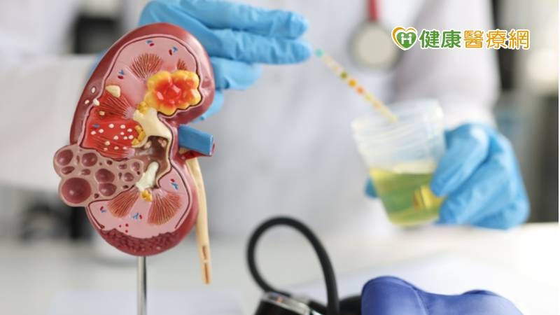 腎臟病友在疫情期間應加強自我防護，一般民眾也要對腎臟病的症狀提高警覺，因為初期通常沒有明顯徵兆；如果出現「泡、水、高、貧、倦（小便起泡泡、皮膚水腫、高血壓、貧血、疲倦）」其中2個臨床症狀，應盡速到醫院檢查。