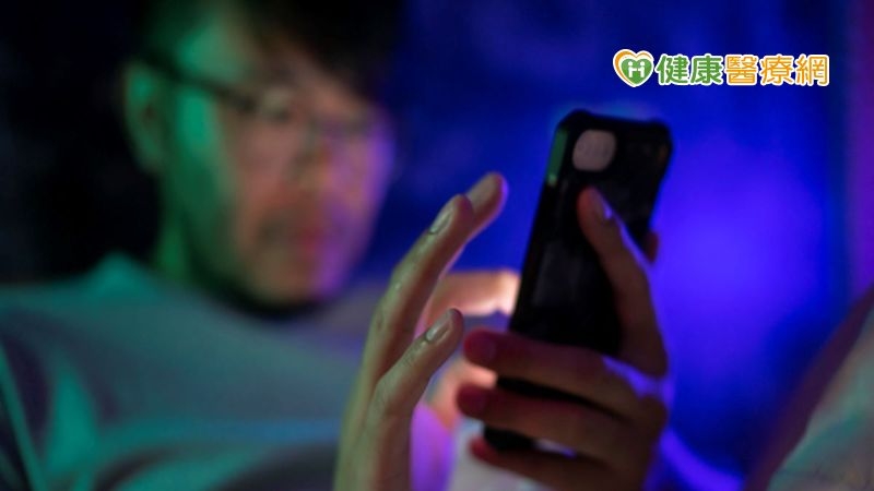 「夜間多尿」成流行文明病，醫揭：藍光使抗利尿激素分泌失調惹禍