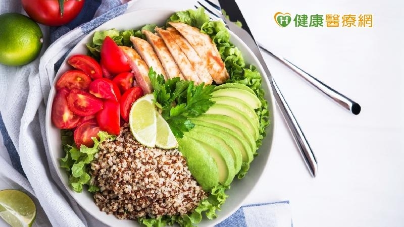 攝取反式脂肪酸，尤其是來自如薯條炸物等加工食品，會促進身體慢性發炎。吃大量加工過的碳水化合物（白麵粉、精製糖），高升糖指數造成的急性高血糖和急性胰島素反應也會導致自由基增加。