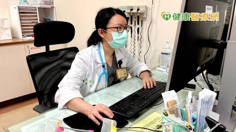 徐瑋襄醫師提醒家長，季節交替之際，早晚溫差大，特別是家中有氣喘、過敏性鼻炎、異位性皮膚炎等過敏病史的孩子，要注意呼吸道防護措施是否確實，避免誘發急性氣喘發作。