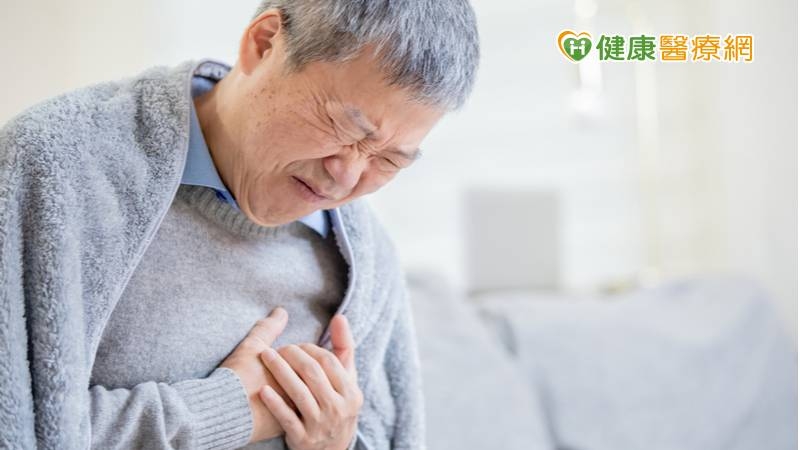 相較心導管治療，傳統外科手術對於複雜病變的冠狀動脈心臟病，雖術後復發的機率相對較低，但仍存在麻醉風險與手術風險。