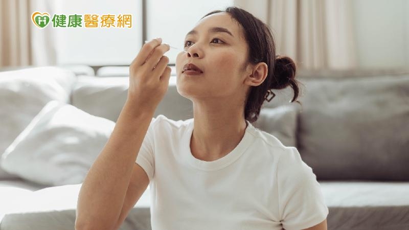 重症醫學專科醫師黃軒提醒民眾，若快篩陽性，在看診之前，應先準備好4件事，以及口服抗病毒藥物正確服用方式。