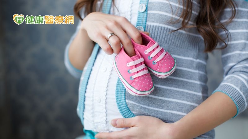 DHA對於孕婦、胚胎發育也相當重要。花嘉鴻醫師表示，DHA是人體滋陰補腎很重要的物質。若胎兒DHA不足，出生後思考力及活動力可能會下降。」