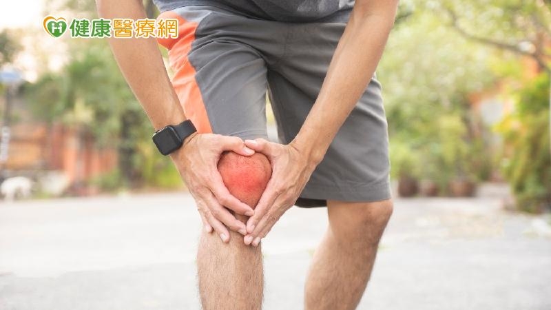 隨著運動風氣漸盛，如果年輕人運動時沒有量力而為，或是沒有做好關節保護準備，很容易就會發生運動傷害，例如半月板受傷、十字韌帶斷裂、骨折脫位、發炎性關節炎等，也都會造成退化性關節炎。