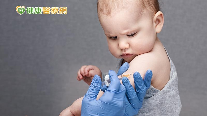 美國於當地時間6月21日針對全美6個月大到5歲嬰幼兒接種兒童新冠疫苗。